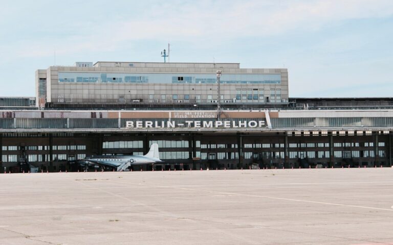 Floorball vor Hangar 1