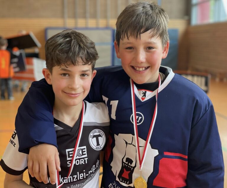 U11: Eisbären Juniors erstes Mal Meister, Tegel Tigers erkämpfen sich die Silbermedaille