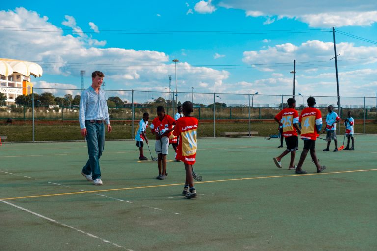Floorball in Sambia – Mit 17 Schlägern und einer großen Vision